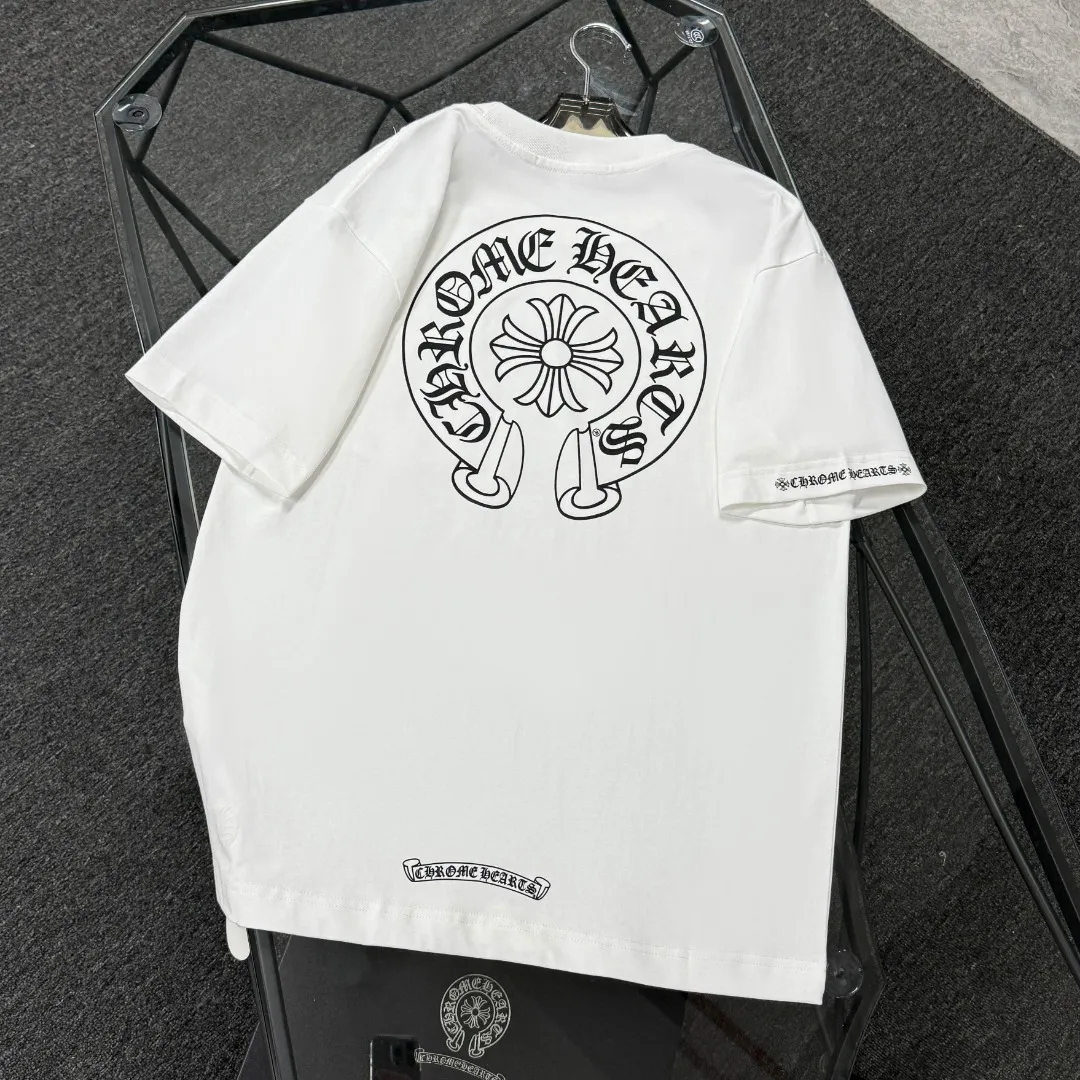 P170 Chrome Hearts Chrome Hearts 25 high-end versions. The fabric is made of 300 grams of high-density pure cotton. It does not deform or shrink. It has three labels. It is the same style for men and women. Technology: Digital printing. Color: White. Black. SIZE: S-XL.